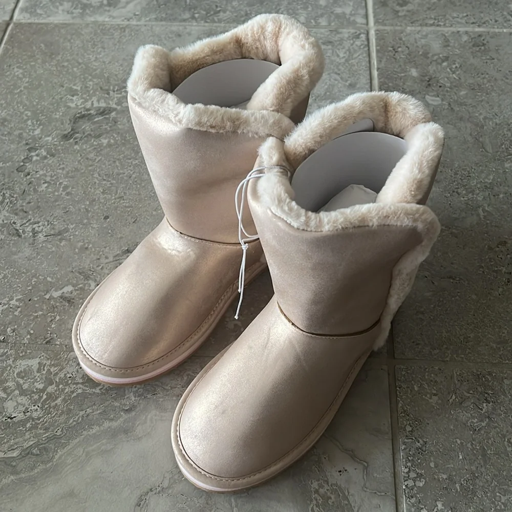 Sugar Big Girls Milhoja Sueded Faux Fur Cozy Boots, Rose Gold Size 4 New in Box